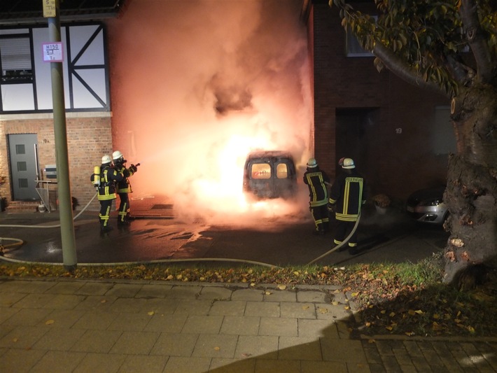 POL-DN: E-Auto geht in Flammen auf
