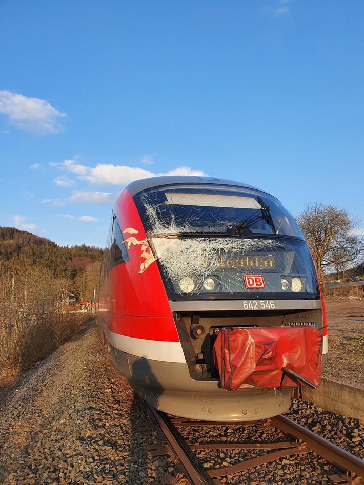 BPOL-KS: Bundespolizei ermittelt - Bagger kollidiert mit Regionalbahn Personen stoppen Zugverkehr