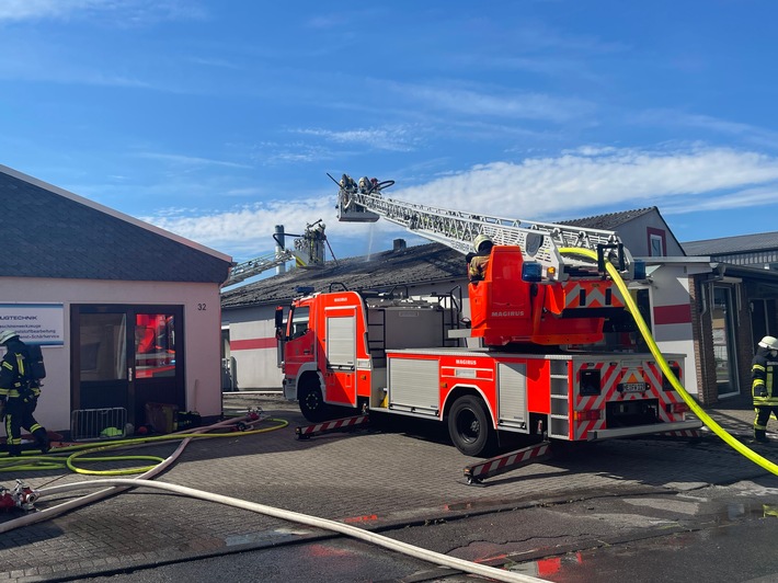 FW-Erkrath: Firmenbrand auf der Hauptstraße