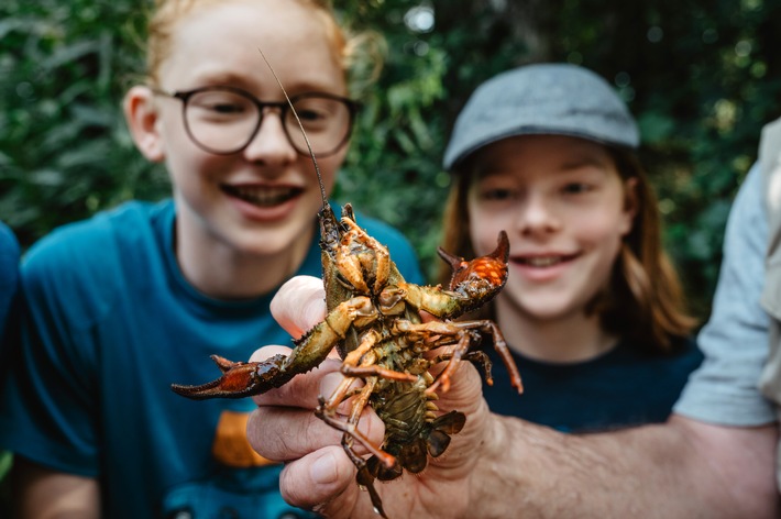 Die Natur im Wildgarten in Furth im Wald ist ein einzigartiger Lernort und Abenteuerplatz für Kinder. Im Bayerischen Wald gibt es viel Raum zum Spielen, Erkunden, Staunen und Entdecken. Es gibt unzählige Ideen für Urlaub und Freizeit auf dem Grünen Dach Europas. Familien finden dort viele Erlebnisse in der Natur, mit Tieren, in Mitmachmuseen und auf den Gipfeln der Bayerwaldberge. Eine Führung im Nationalpark Bayerischer Wald oder das Blasen einer eigenen Glaskugel macht der ganzen Familie viel Spaß und ist wertvolle Familienzeit in den Ferien. / Weiterer Text über ots und www.presseportal.de/nr/133494 / Die Verwendung dieses Bildes für redaktionelle Zwecke ist unter Beachtung aller mitgeteilten Nutzungsbedingungen zulässig und dann auch honorarfrei. Veröffentlichung ausschließlich mit Bildrechte-Hinweis.