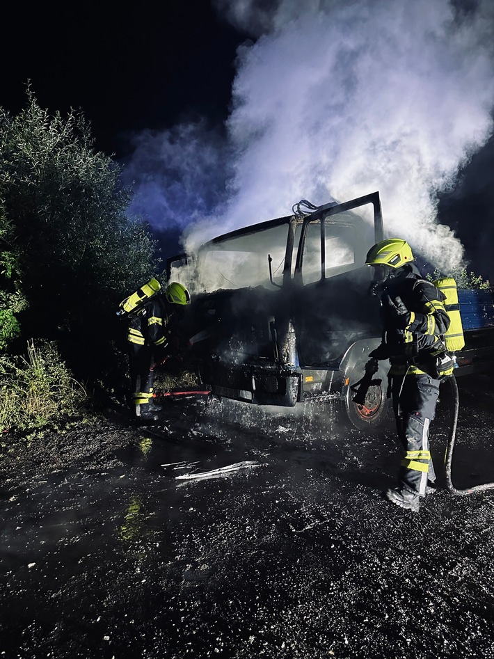 FW-DT: Brennender LKW in der Niewaldstraße