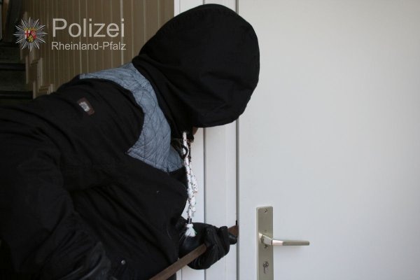 POL-PPMZ: Mainz, Einbrüche in zwei Nachbarhäuser
