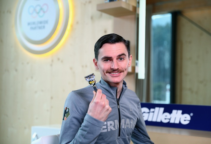 Olympische Winterspiele 2018 in PyeongChang: Der Schnäuzer hat Glück gebracht - Gemeinsam mit dem Team ist Richard Freitag mit gestyltem Glücksbart zu Silber geflogen