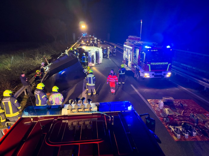 FW-OLL: Verkehrsunfall mit Pferdetransporter auf der A28 - Zwei Pferde erfolgreich gerettet