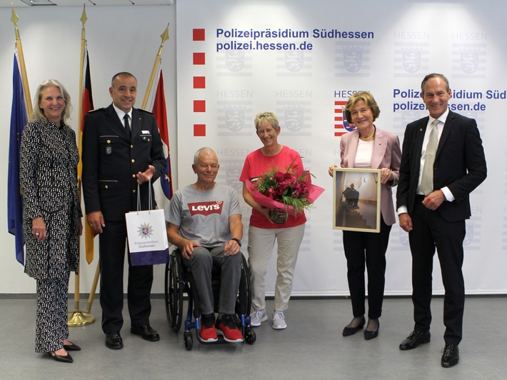 POL-DA: Polizeipräsidium Südhessen: Verein "Hilfe für Helfer" übergibt Rollstuhl und Treppenlift an ehemaligen Polizeibeamten Achim Benick / Polizeipräsident Björn Gutzeit würdigt besondere Arbeit des Vereins