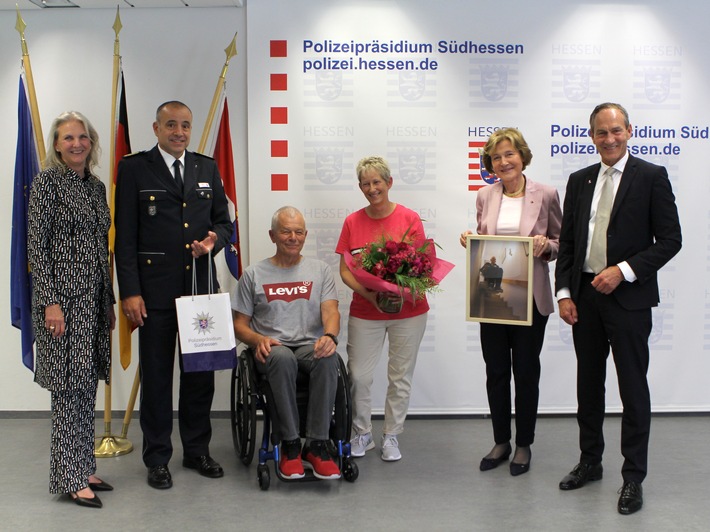 POL-DA: Polizeipräsidium Südhessen: Verein &quot;Hilfe für Helfer&quot; übergibt Rollstuhl und Treppenlift an ehemaligen Polizeibeamten Achim Benick / Polizeipräsident Björn Gutzeit würdigt besondere Arbeit des Vereins