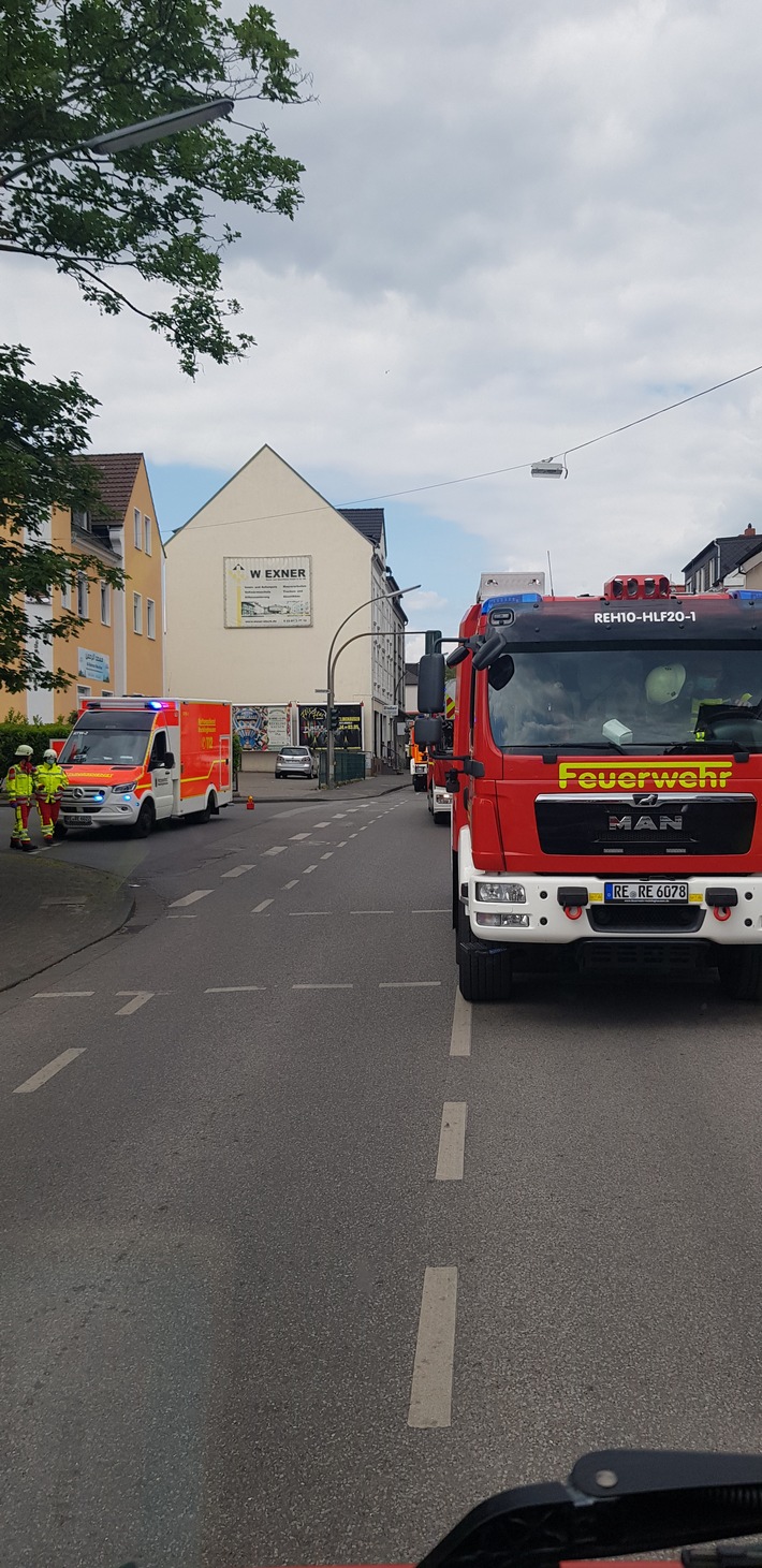 FW-RE: Feuerwerkskörper in Wohnung gezündet - ein leicht verletzter Mann