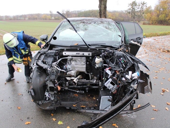POL-MI: Alleinunfall auf der L764 - Motorblock nach Baumkollision im Graben
