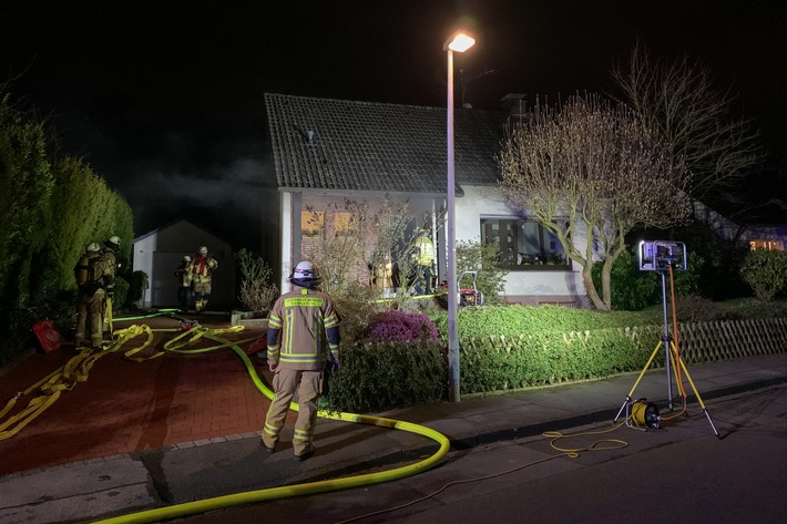 FW Menden: Kellerbrand in Einfamilienhaus
