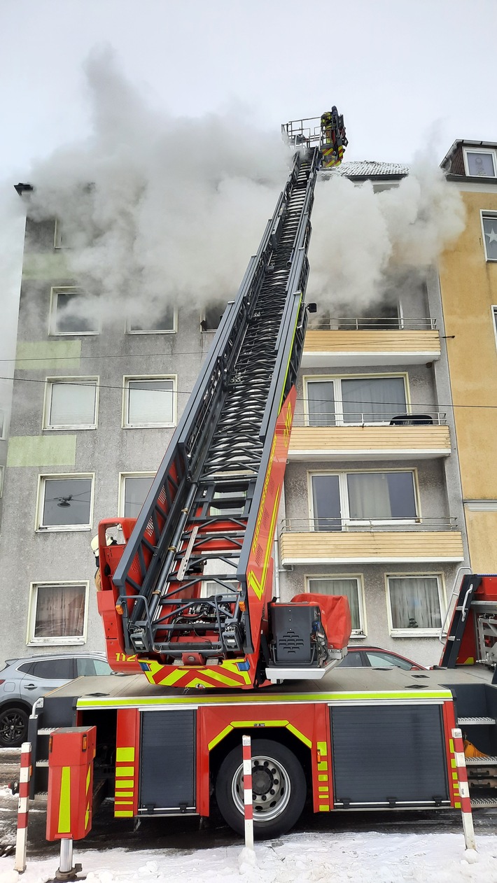 FW Bremerhaven: Wohnungsbrand in einem Mehrfamilienhaus in der Schifferstraße