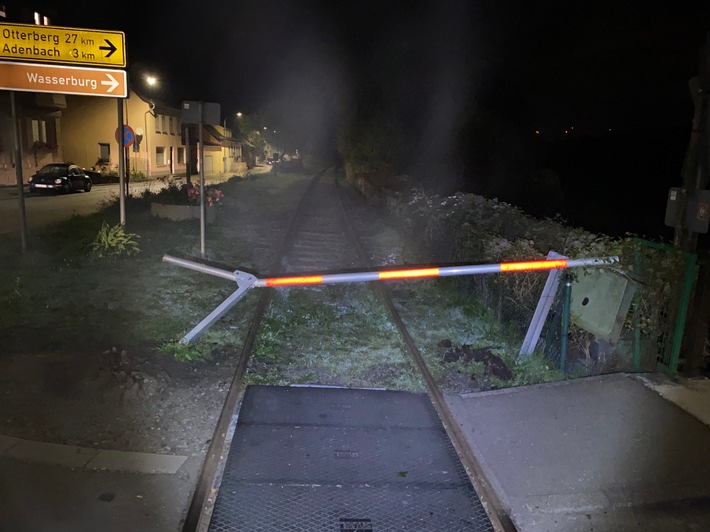 POL-PDKL: Nach Kollision mit Schranke der Draisinen-Strecke unerlaubt vom Unfallort entfernt
