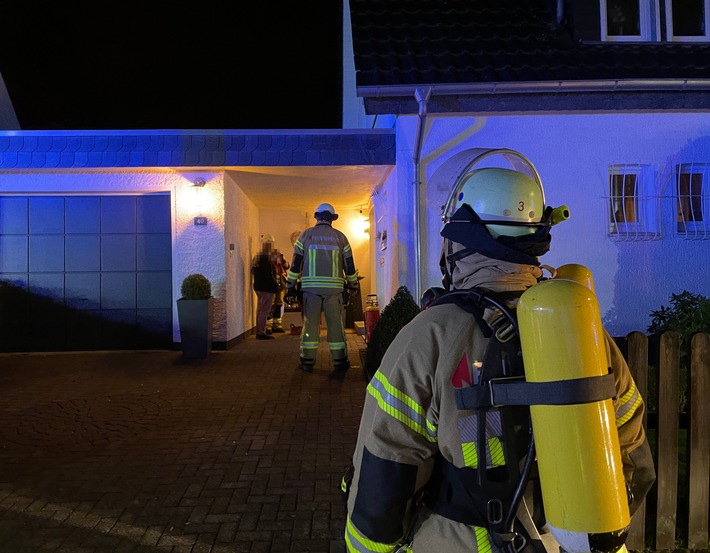 FF Bad Salzuflen: Defekte Gasleitung sorgt für Feuerwehreinsatz in der Straße "Am Steinbrink" / Bewohner können sich noch vor Eintreffen der Einsatzkräfte unverletzt in Sicherheit bringen