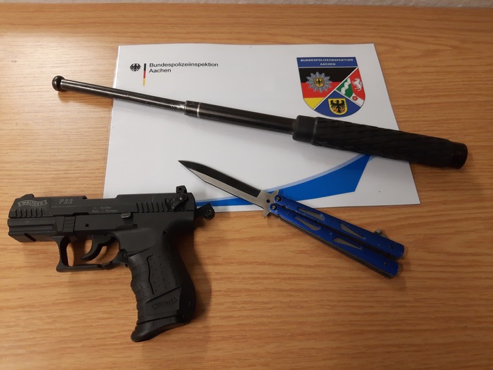 BPOL NRW: Bundespolizei beschlagnahmt versteckte Waffen - Schreckschusspistole, Schlagstock, Butterflymesser