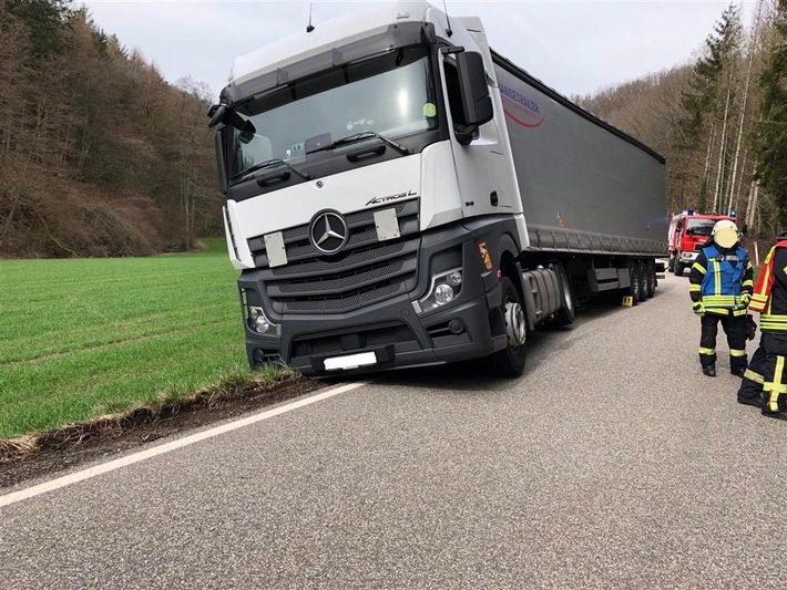 POL-PDKL: Lkw kommt von der Fahrbahn ab und droht umzustürzen