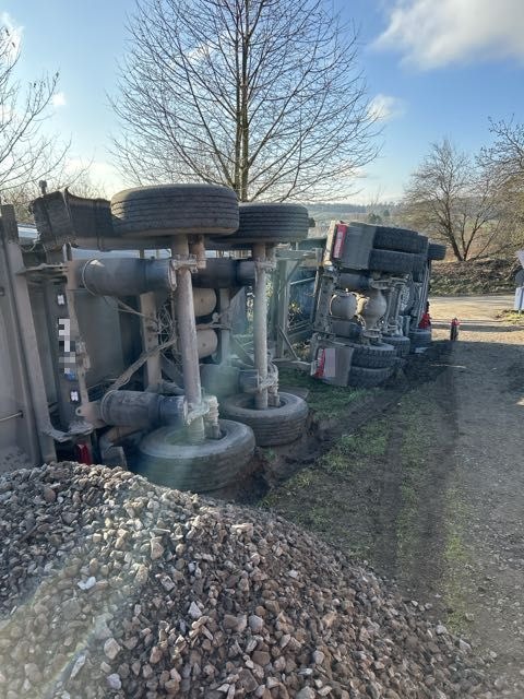 POL-OF: Sattelzug kippte bei Entladen von Schotter um