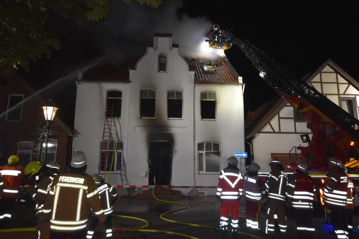 POL-NI: Stolzenau: Zwei verletzte Personen nach Feuer in Mehrfamilienhaus - Brandursache derzeit noch unklar