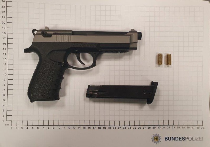 BPOL NRW: Bundespolizisten stoppen 20-Jährigen mit täuschend echt aussehender Waffe