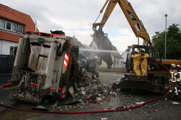 POL-PDNW: PI Grünstadt - Brand eines Müllfahrzeugs