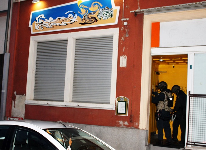 POL-PPWP: Razzia: Polizei durchsucht Nachtlokal / 34 Personen kontrolliert