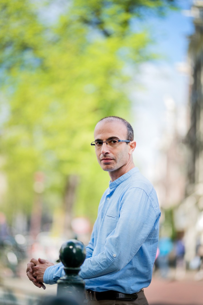 Yuval Noah Harari_Portrait 2.jpg