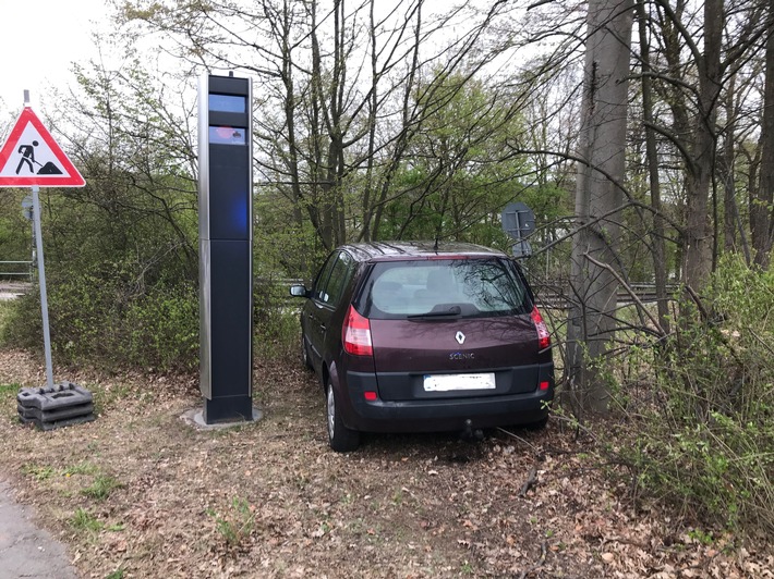 POL-PPWP: Auto landet nach Unfall neben Blitzer