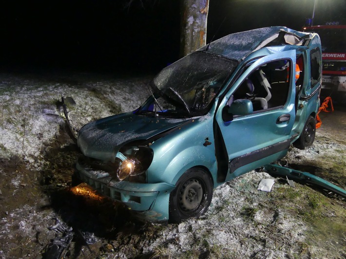 POL-GM: Fahrt endete an einem Baum - Fahrer schwerverletzt