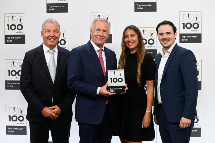 Top 100 Innovationspreis Verleihung mit Bundespräsidenten a. D. Christian Wulff. Links Prof. Dr. Rainer Hahn. Rechts Dr.med.dent Esther Hahn, Philipp Kulas, Cumdente GmbH / Weiterer Text über ots und www.presseportal.de/nr/173766 / Die Verwendung dieses Bildes für redaktionelle Zwecke ist unter Beachtung aller mitgeteilten Nutzungsbedingungen zulässig und dann auch honorarfrei. Veröffentlichung ausschließlich mit Bildrechte-Hinweis.