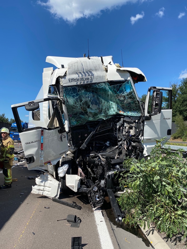 POL-PDKL: A 6; Sattelzug rast in Stauende....