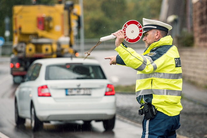 BPOL NRW: Bundespolizei findet in Fahrzeug geladene Schreckschusswaffe, Einhandmesser und Joint - Fahrer hatte gegen Fahrverbot verstoßen