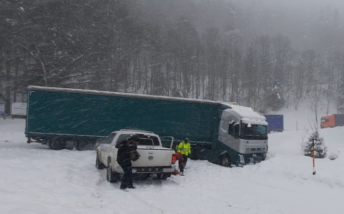 POL-FR: Landkreis Lörrach: Schneefall führt zu zahlreichen Unfällen und Verkehrsbehinderungen