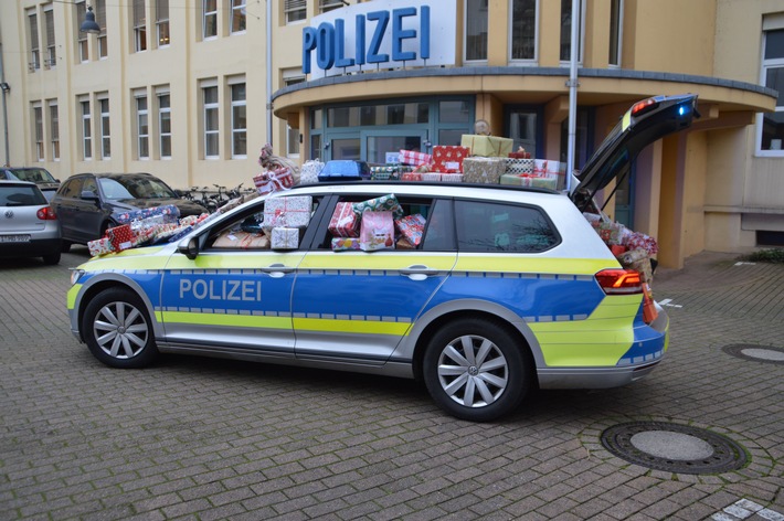 POL-OS: Wenn der Weihnachtsmann mit Blaulicht kommt: Polizei Osnabrück macht 150 Kinderwünsche wahr (FOTO)