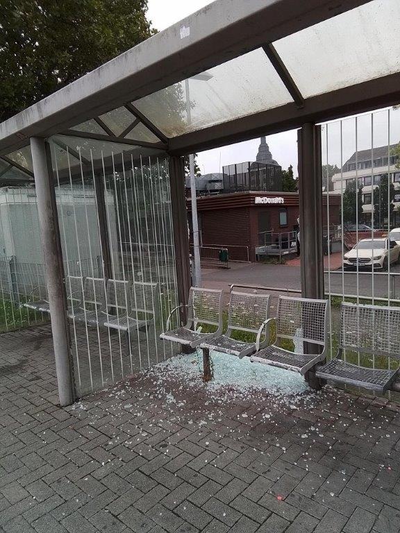 BPOL NRW: Eingeschlagene Scheibe am Bahnhof Lippstadt - Bundespolizei sucht Zeugen