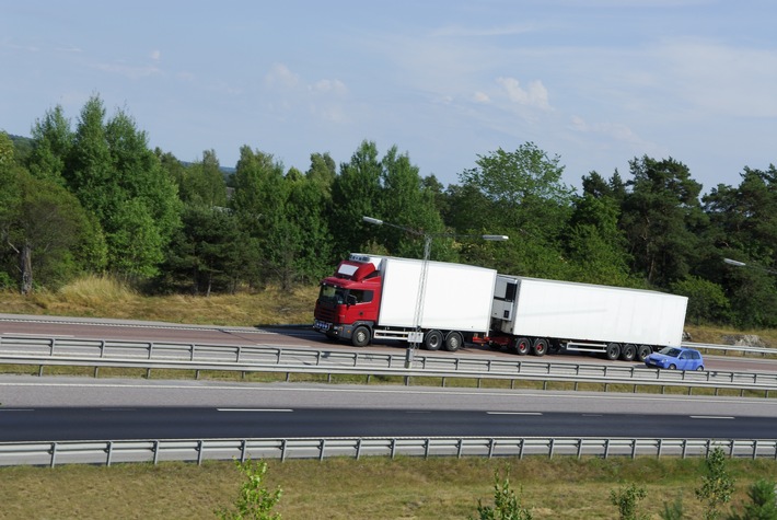 Gigaliner: Gesamtkonzept für Güterverkehr gefordert / Kombilösungen fördern, Konkurrenz Straße - Schiene beenden (FOTO)