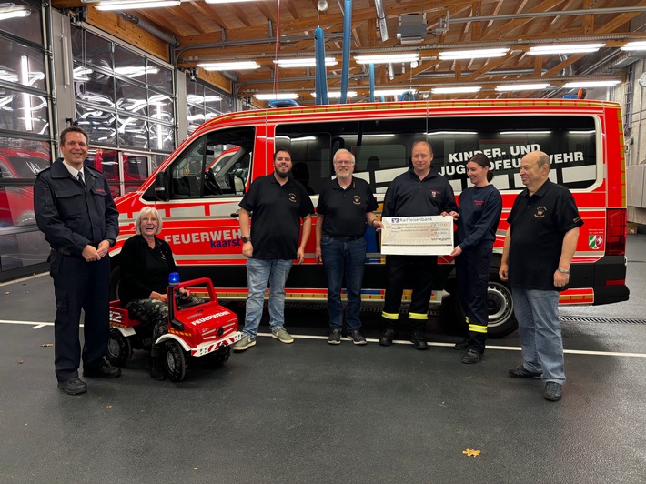 FW-NE: Königshaus spendet 2.000 Euro für die Kinderfeuerwehr - Tretautos und Materialien gesichert