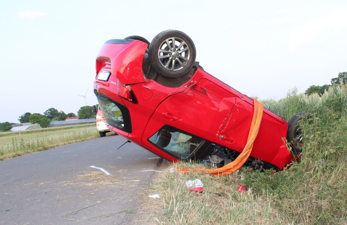 POL-MI: Auto überschlägt sich bei Unfall