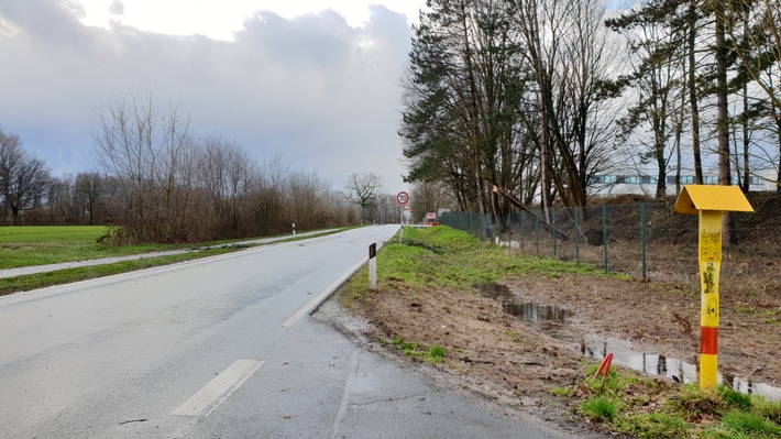 FW-WRN: TH_1 - Baum auf Fahrbahn - Fahrbahn blockiert / Flächenlage durch Sturmtief Bennet / Rosenmontagsumzug startet eine Stunde später um 15:11 Uhr.