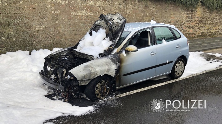 POL-PPWP: Auto fängt an zu brennen