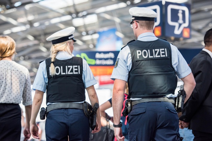 BPOL NRW: Offener Haftbefehl wegen Erschleichens von Leistungen
- Festnahme durch Luftsicherheitsstreife der Bundespolizei