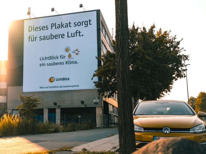 Ein Hingucker: Das LichtBlick Rieseposter sorgt für saubere Luft. Es hängt für sechs Wochen an der Eiffestraße in Hamburg. An diesem Knotenpunkt sorgt der Straßenverkehr für schlechte Luft - mit luftreinigendem Riesenposter / Alle Mitarbeitenden bekommen zur Demo-Teilnahme frei / Weiterer Text über ots und www.presseportal.de/nr/22265 / Die Verwendung dieses Bildes ist für redaktionelle Zwecke honorarfrei. Veröffentlichung bitte unter Quellenangabe: "obs/LichtBlick SE"