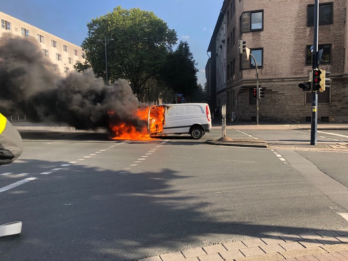 FW-DO: 19.08.2019 - FEUER IN MITTE
Brennt Lieferwagen eines Paketdienstes