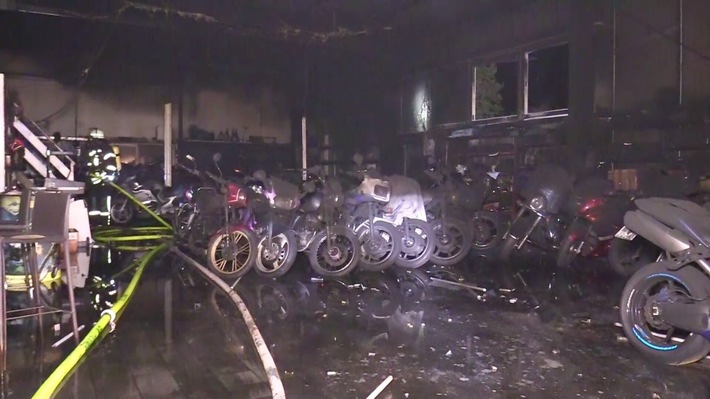 POL-STD: Feuer in Motorradwerkstatt richtete hohen Schaden an