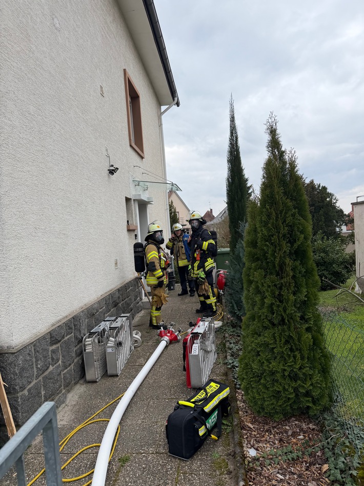 FW Weinheim: Brand im Zimmer bei Renovierungsarbeiten