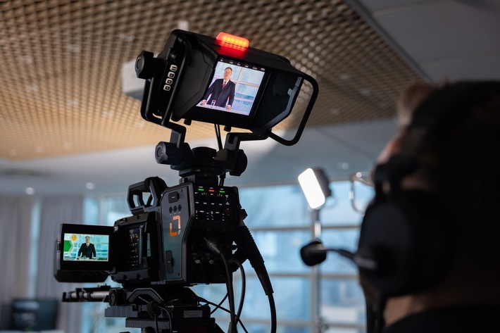 "In einem weiterhin von Konsumzurückhaltung, Preissteigerungen und Unsicherheiten geprägten Umfeld ist es unserer Unternehmensgruppe gelungen, die Position weiter zu stärken", ordnet Patrick Döring, Vorstandsvorsitzender Wertgarantie, beim Livestream der Pressekonferenz ein. / Weiterer Text über ots und www.presseportal.de/nr/127001 / Die Verwendung dieses Bildes für redaktionelle Zwecke ist unter Beachtung aller mitgeteilten Nutzungsbedingungen zulässig und dann auch honorarfrei. Veröffentlichung ausschließlich mit Bildrechte-Hinweis.