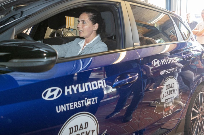 Ines Jesse, Staatssekretärin im Ministerium für Wirtschaft, Infrastruktur, Tourismus und Arbeit, testet den Promille-Fahrsimulator der DON'T DRINK AND DRIVE Academy anlässlich der Auftaktveranstaltung in Schwerin / Weiterer Text über ots und www.presseportal.de/nr/134956 / Die Verwendung dieses Bildes ist für redaktionelle Zwecke unter Beachtung ggf. genannter Nutzungsbedingungen honorarfrei. Veröffentlichung bitte mit Bildrechte-Hinweis.
