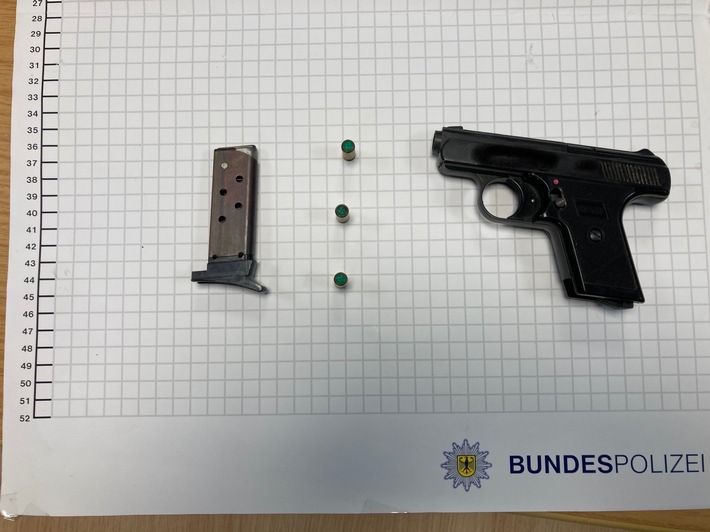 BPOL NRW: Schusswaffe im Hauptbahnhof: Bundespolizei beschlagnahmt Pistole