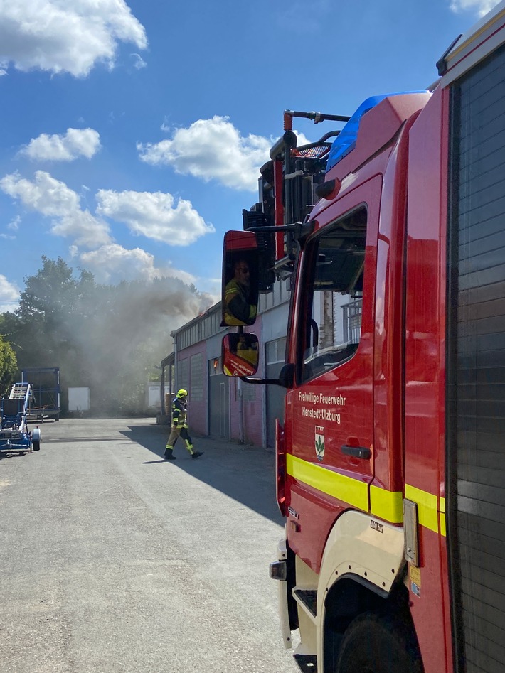 FW-SE: Schnelles Eingreifen der Feuerwehr verhindert Brand einer Lagerhalle