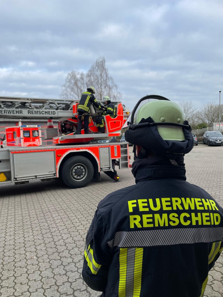 FW-RS: Mehrere kleine Sturmeinsätze und eine Hubschrauberlandung in der Remscheider Innenstadt