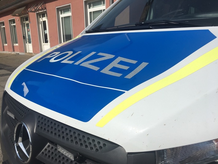 BPOL NRW: Auf die Motorhaube gesetzt - Dienstfahrzeug beschädigt - Bundespolizei ermittelt gegen 19-Jährigen
