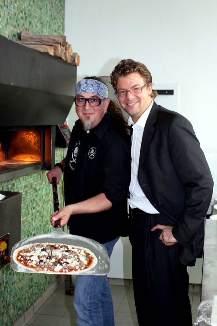 Starkoch Stefan Marquard und der TV-Sender DMAX präsentieren Deutschlands erste Männerpizza (mit Bild)