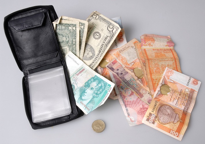 POL-D: Oberbilk - Wohnungseinbrecher samt Beute festgenommen - Wer erkennt sichergestelltes Portemonnaie mit Geldnoten aus aller Welt wieder?